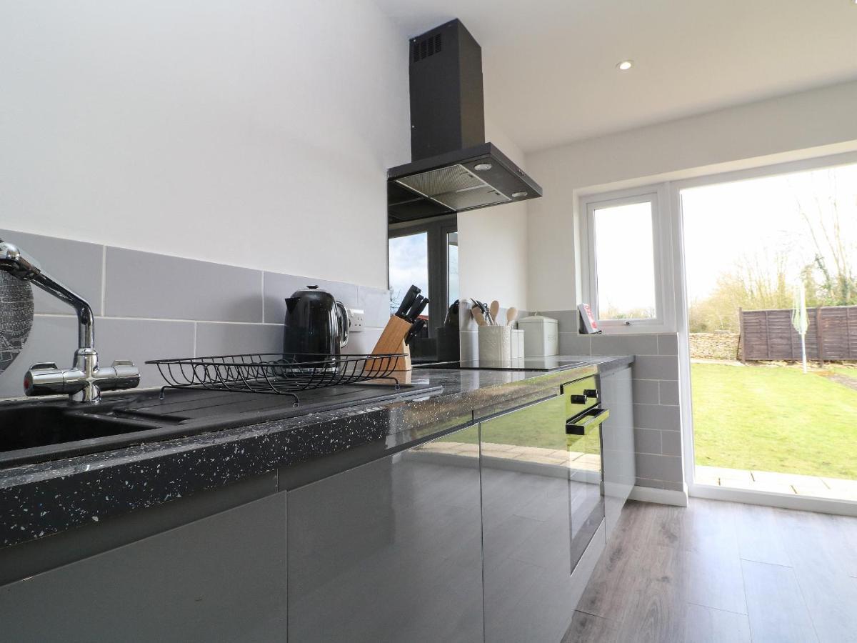 Honeystones Villa Witney Exterior photo