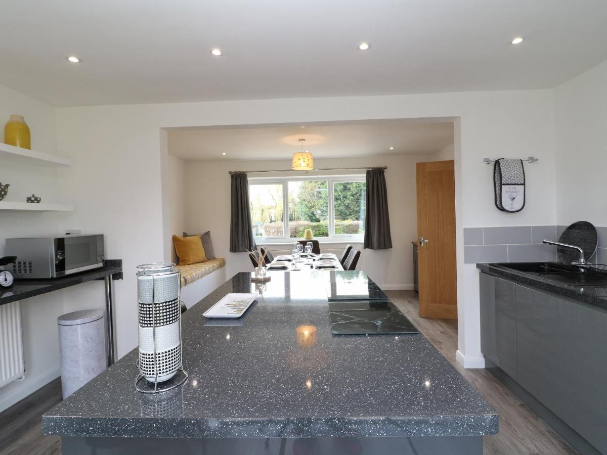 Honeystones Villa Witney Exterior photo